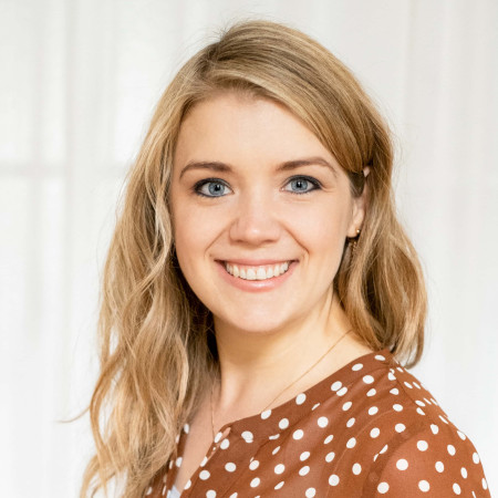 Porträtfoto von Claudia Austerer – Zitat über mentale Gesundheit und körperliches Wohlbefinden